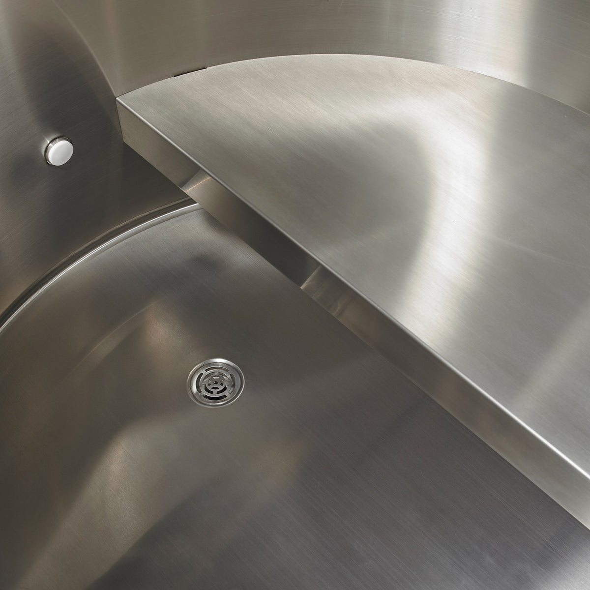 Dynamic Cold Therapy Barrel Cold Plunge Tub with 304 Stainless Steel Interior, 304 stainless steel interior with built-in seat